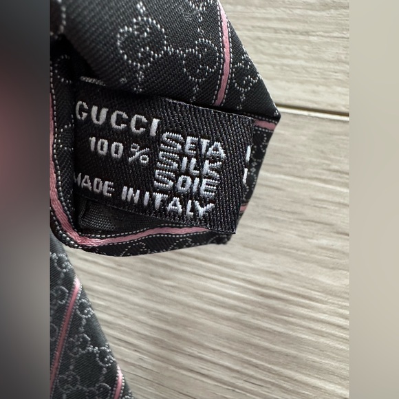 Gucci Black and Pink Men's Tie - Picture 3 of 5
